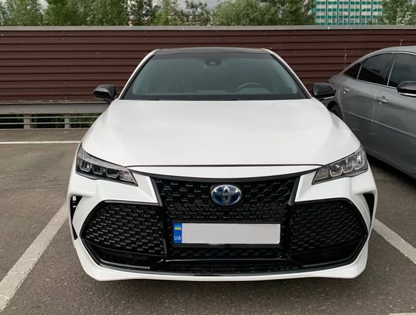 Оренда Toyota Avalon біла на весілля з водієм