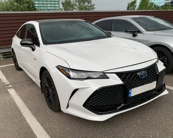 Оренда Toyota Avalon біла на весілля з водієм