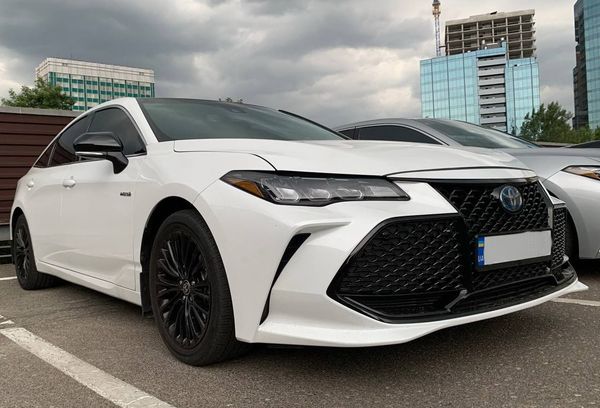 Оренда Toyota Avalon біла на весілля з водієм