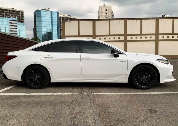 Оренда Toyota Avalon біла на весілля з водієм