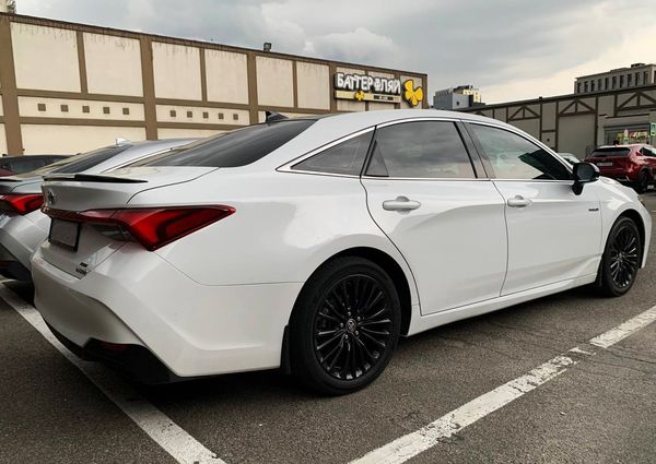 Оренда Toyota Avalon біла на весілля з водієм