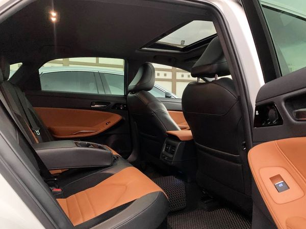 Оренда Toyota Avalon біла на весілля з водієм