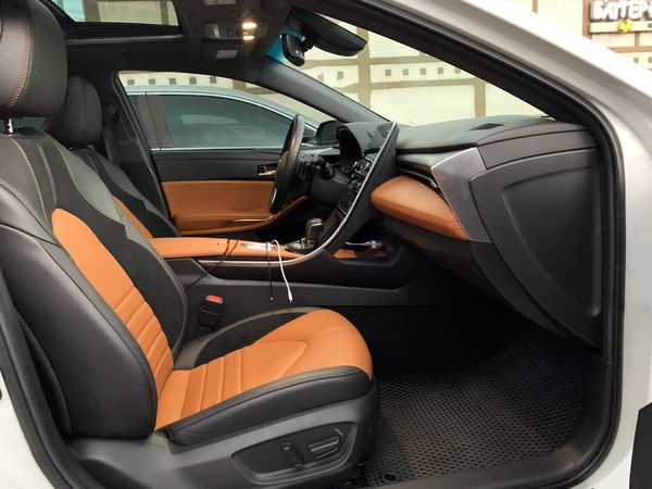 Оренда Toyota Avalon біла на весілля з водієм