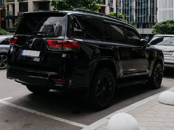 Toyota Land Cruiser 300 без водителя на прокат в КиевеToyota Land Cruiser 300 без водителя на прокат в Киеве