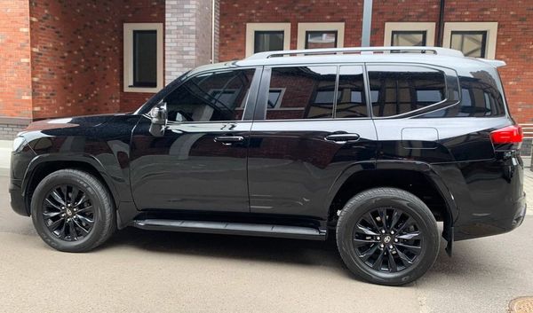 Toyota Land Cruiser 300 без водителя на прокат в КиевеToyota Land Cruiser 300 без водителя на прокат в Киеве