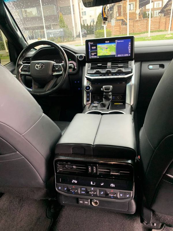 Toyota Land Cruiser 300 без водителя на прокат в КиевеToyota Land Cruiser 300 без водителя на прокат в Киеве