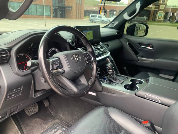 Toyota Land Cruiser 300 без водителя на прокат в КиевеToyota Land Cruiser 300 без водителя на прокат в Киеве