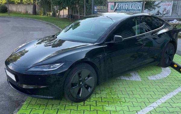 Авто на весілля Tesla Model 3 чорна з водієм Київ ціна
