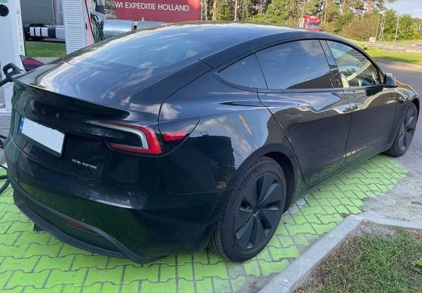 Авто на весілля Tesla Model 3 чорна з водієм Київ ціна