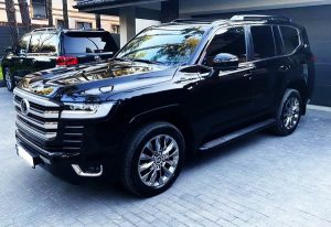 Toyota Land Cruiser 300 чорний прокат оренда
