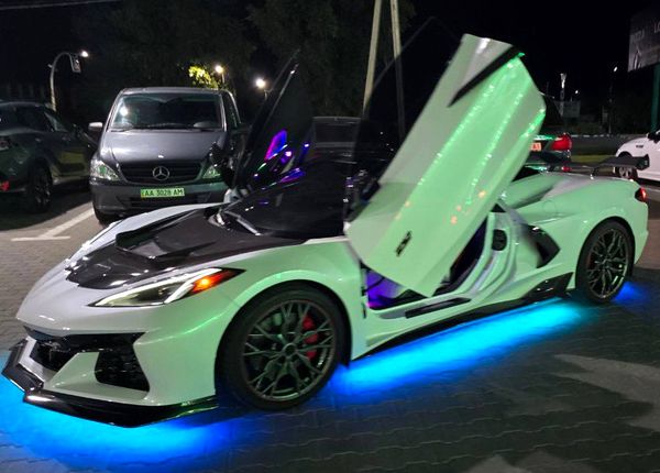 Оренда Chevrolet Corvette білий кабріолет для весілля фотосесії ціна в Києві