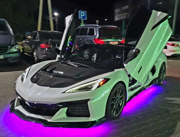 Оренда Chevrolet Corvette білий кабріолет для весілля фотосесії ціна в Києві