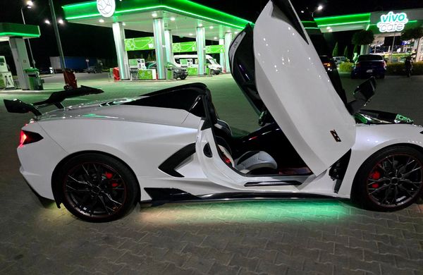 Оренда Chevrolet Corvette білий кабріолет для весілля фотосесії ціна в Києві