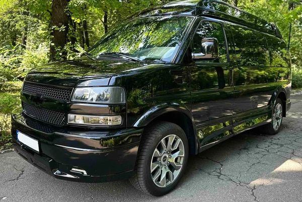 Оренда мікроавтобуса Chevrolet Express з водієм на весілля Київ