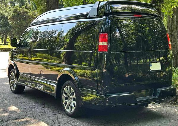 Оренда мікроавтобуса Chevrolet Express з водієм на весілля Київ