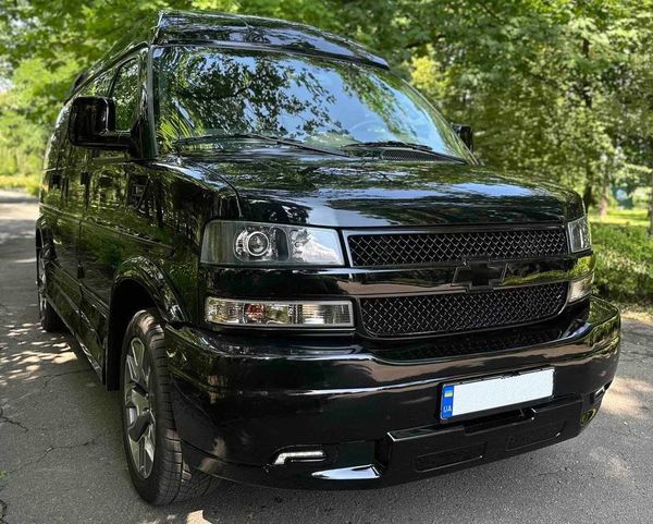 Оренда мікроавтобуса Chevrolet Express з водієм на весілля Київ