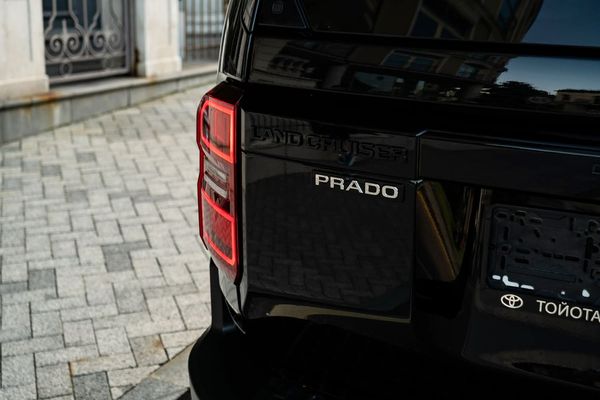 Прокат джипа Toyota Land Cruiser Prado 250 без водія з водієм на весілля