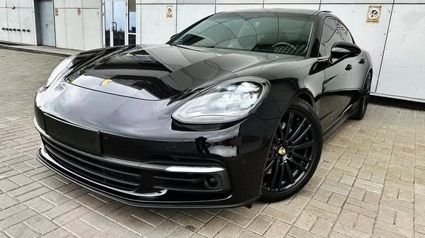 Прокат Porsche Panamera 4S E-Hybrid черная без водителя с водителем в Киеве