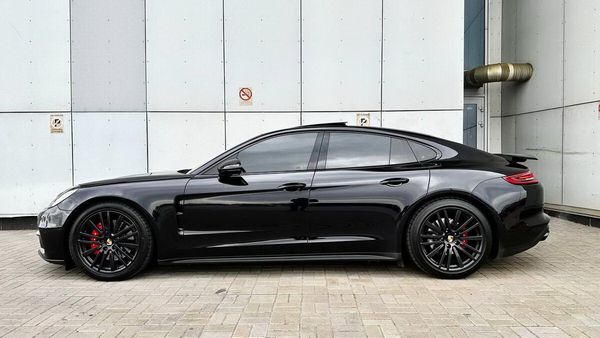 Прокат Porsche Panamera 4S E-Hybrid черная без водителя с водителем в Киеве