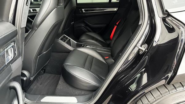 Прокат Porsche Panamera 4S E-Hybrid черная без водителя с водителем в Киеве