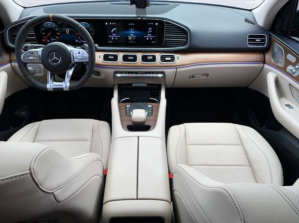 Позашляховик Mercedes Benz GLE 200 з замовити на весілля прокат без водія Київ Позашляховик Mercedes Benz GLE 200 з замовити на весілля прокат без водія Київ