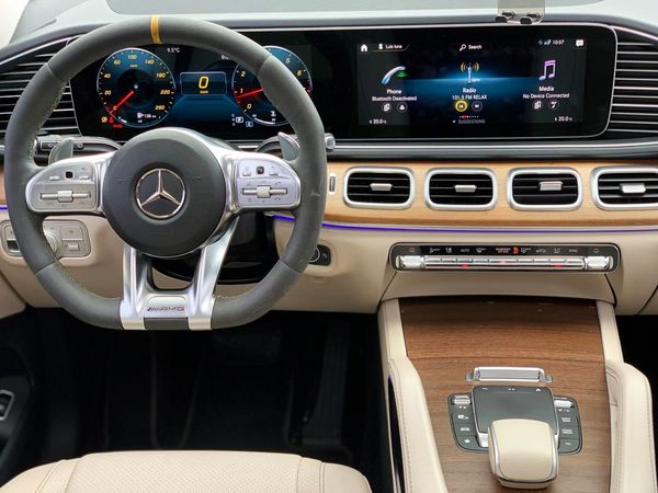 Позашляховик Mercedes Benz GLE 200 з замовити на весілля прокат без водія Київ Позашляховик Mercedes Benz GLE 200 з замовити на весілля прокат без водія Київ