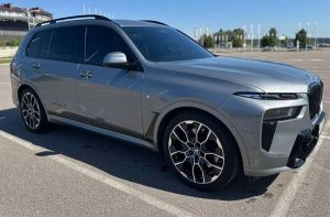 Оренда позашляховик BMW X7 сірий з водієм на весілля Київ
