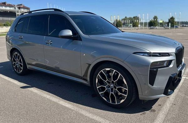Оренда позашляховик BMW X7 сірий з водієм на весілля Київ