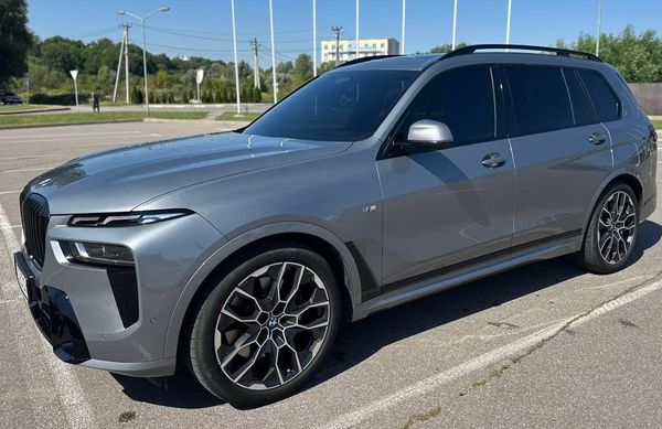 Оренда позашляховик BMW X7 сірий з водієм на весілля Київ