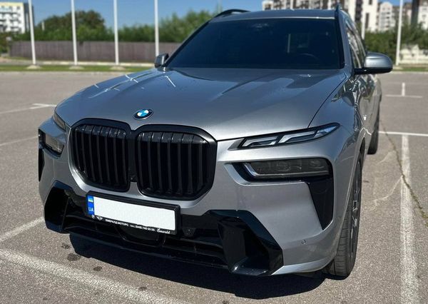 Оренда позашляховик BMW X7 сірий з водієм на весілля Київ