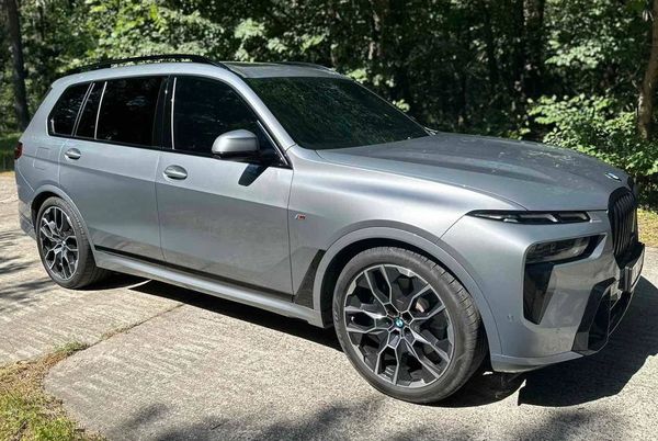 Оренда позашляховик BMW X7 сірий з водієм на весілля Київ