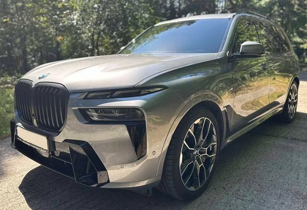 Оренда позашляховик BMW X7 сірий з водієм на весілля Київ
