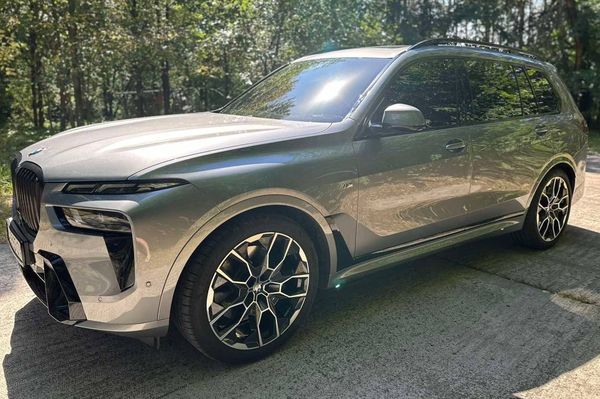 Оренда позашляховик BMW X7 сірий з водієм на весілля Київ
