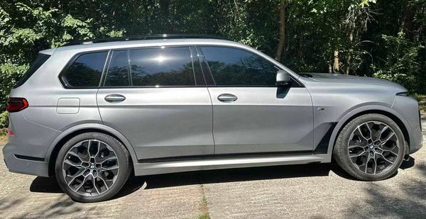 Оренда позашляховик BMW X7 сірий з водієм на весілля Київ