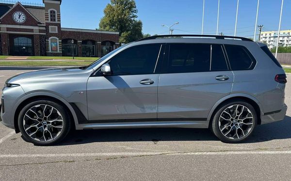 Оренда позашляховик BMW X7 сірий з водієм на весілля Київ