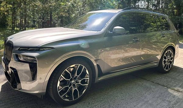 Оренда позашляховик BMW X7 сірий з водієм на весілля Київ