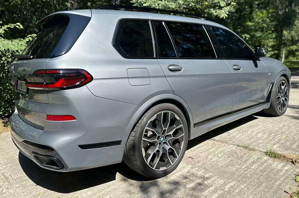 Оренда позашляховик BMW X7 сірий з водієм на весілля Київ