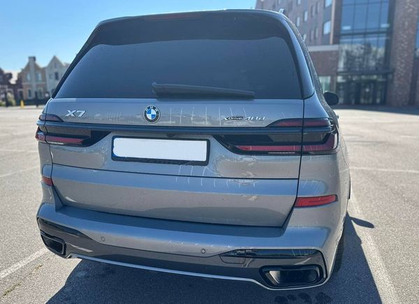 Оренда позашляховик BMW X7 сірий з водієм на весілля Київ