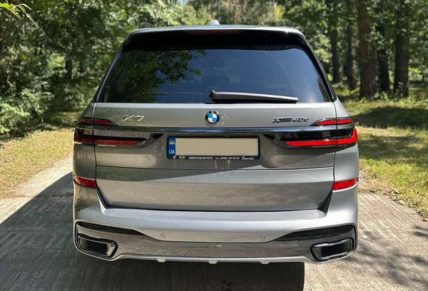 Оренда позашляховик BMW X7 сірий з водієм на весілля Київ