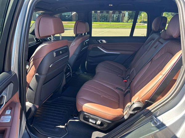 Оренда позашляховик BMW X7 сірий з водієм на весілля Київ