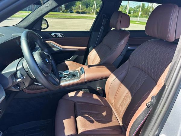 Оренда позашляховик BMW X7 сірий з водієм на весілля Київ