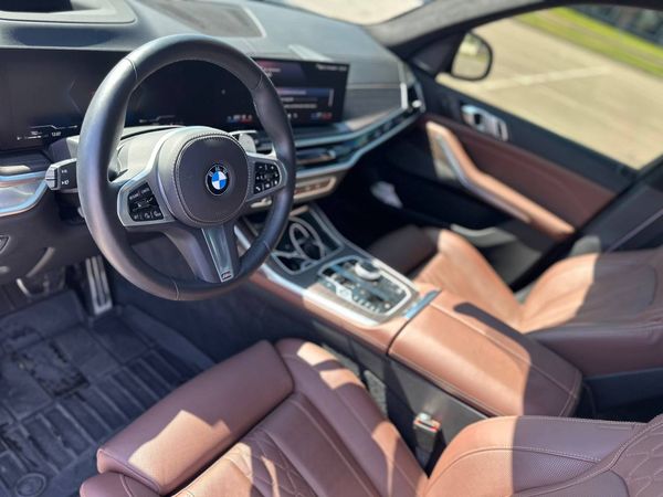 Оренда позашляховик BMW X7 сірий з водієм на весілля Київ
