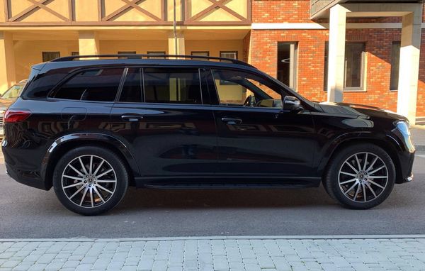 Позашляховик Mercedes Benz Gls AMG 400 прокат оренда з водієм