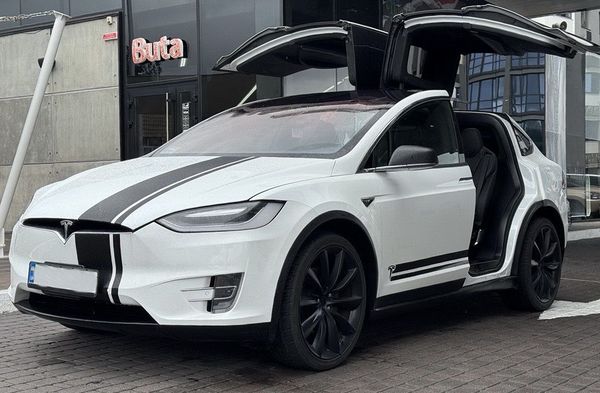 Tesla Model X біла електричний позашляховик замовити джип на весілля