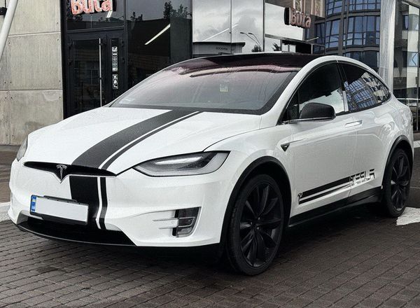 Tesla Model X біла електричний позашляховик замовити джип на весілля