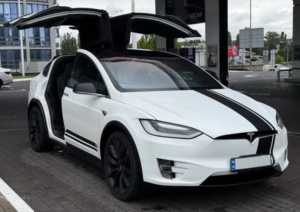 Tesla Model X біла електричний позашляховик замовити джип на весілля