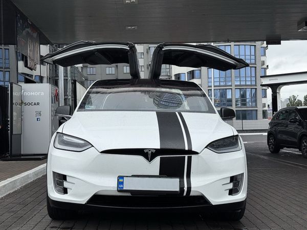 Tesla Model X біла електричний позашляховик замовити джип на весілля