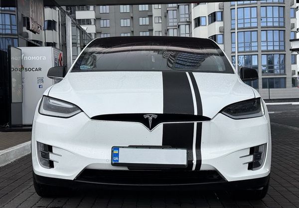 Tesla Model X біла електричний позашляховик замовити джип на весілля