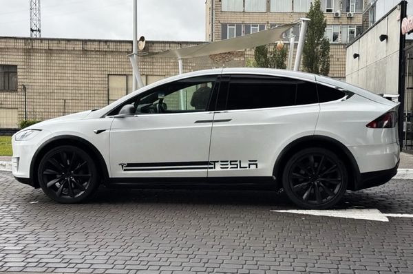 Tesla Model X біла електричний позашляховик замовити джип на весілля