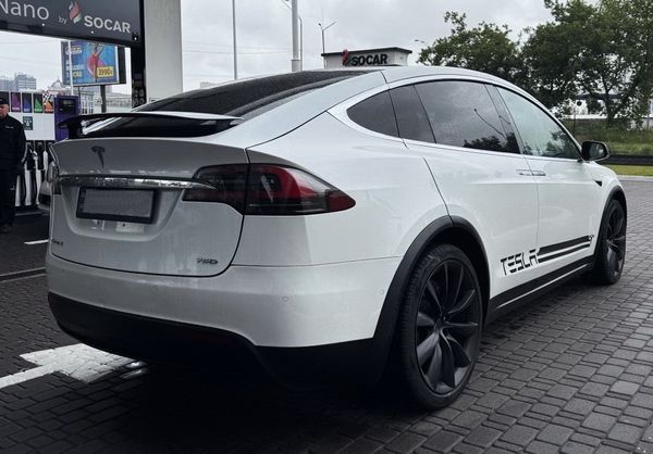 Tesla Model X біла електричний позашляховик замовити джип на весілля